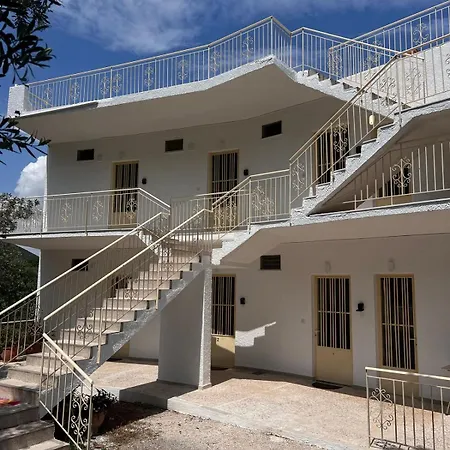 In Yialassi Lejlighed